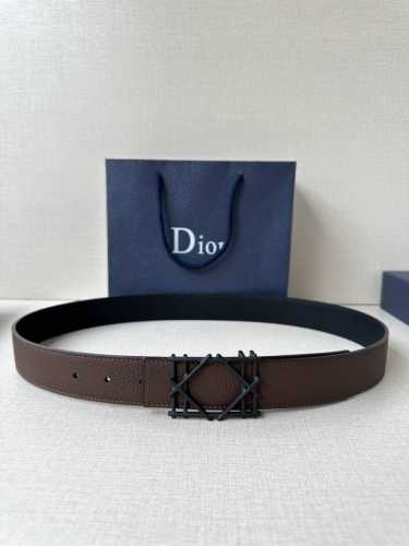 Dior 宽度3.5Cm 这款不锈钢金属腰带扣、是季节男装系列新品，展现 Dior 经典的藤格纹图案。可与各式35毫米腰带搭配，彰显经典风格。