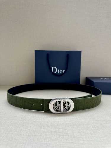 宽度3.5Cm 这款金属覆层不锈钢腰带扣展示 Cd Icon 标志和 Oblique Cosmo 图案，致敬 Dior 的经典图案。可与各式 35 毫米腰带搭配