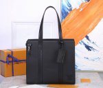 顶级原单M57308黑色 全新 Lv Aerogram Tote 包取材柔软细腻的粒面小牛皮，含蓄点缀皮革标签和金属 Lv 字母，与极简主义设计共同吸引潮流目光