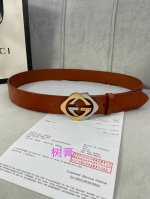 宽度4.0Cm Gucci 经典款单层树膏皮革腰带，配有品牌标志性双G带扣。无涂层褪色皮革材质 具备耐用不变形 此皮面手感光滑细腻衣橱必备百搭上品