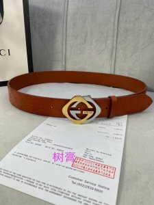 宽度4.0Cm Gucci 经典款单层树膏皮革腰带，配有品牌标志性双G带扣。无涂层褪色皮革材质 具备耐用不变形 此皮面手感光滑细腻衣橱必备百搭上品