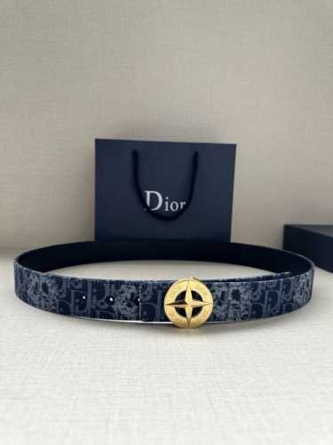 宽度3.5Cm 这款不锈钢金属腰带扣来自 Dior And Stone Island 限定系列，突显联名系列标志，Stone Island 的经典星星与 Dio