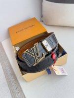 品名： Lv..路易..威登腰带皮带原单 型号：挂扣，经典纯钢材质挂扣，头层牛皮，图片实物拍摄 材料：头层牛皮，挂扣系列，纯钢材质扣头，钯镀电镀工艺永不掉色。经