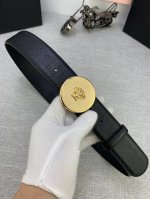 宽度：4.0Cm 范思哲 此款圆形镜面扣：鸵鸟纹皮底 腰带饰有标志性的Versace美杜莎头像扣，彰显品牌格调。是一款精美的衣橱必备单品。