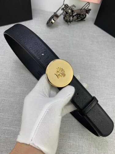 宽度：4.0Cm 范思哲 此款圆形镜面扣：鸵鸟纹皮底 腰带饰有标志性的Versace美杜莎头像扣，彰显品牌格调。是一款精美的衣橱必备单品。