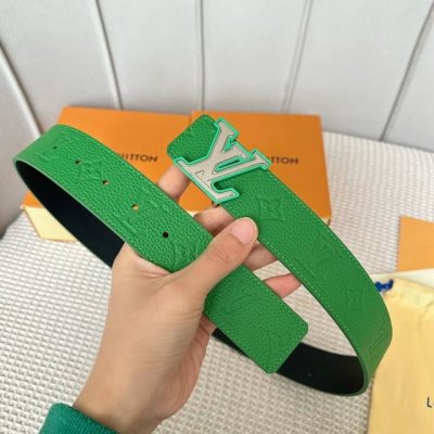 驢家 寬度40Mm Ss今季專櫃在售新品 男款 意大利進口荔枝紋飾有logo標識圖案 背面則以低調的純黑色頭層小牛皮打造而成 搭配新款字母搭扣 雙面用