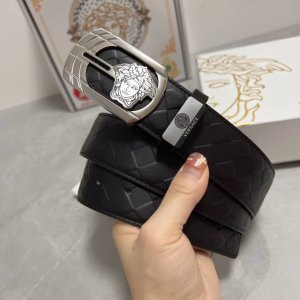 品名：Versace.范思哲 材质：原单牛皮腰带 百分百头层牛皮腰带保证真皮，24K纯钢扣，专柜原单品质、做工精细，时尚大牌，送人自用首选 包装： 请认准如图专