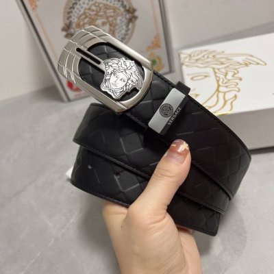 品名：Versace.范思哲 材质：原单牛皮腰带 百分百头层牛皮腰带保证真皮，24K纯钢扣，专柜原单品质、做工精细，时尚大牌，送人自用首选 包装： 请认准如图专
