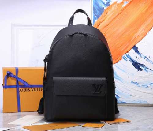 顶级原单M57079全新 Lv Aerogram 双肩包以儒雅气质革新潮流之选。细腻小牛皮宛如旧式航空信笺般柔软，点缀哑光金属 Lv 标识。主隔层和翻盖前袋为周