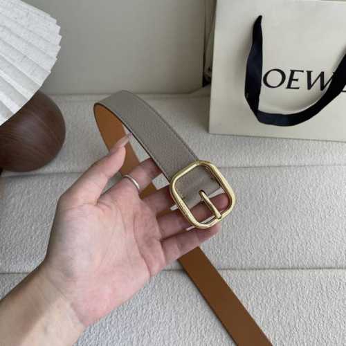 特 Loewe新款柔软粒面牛皮革腰带，圆形搭扣，3.2Cm宽，五孔调节，镌刻Loewe标志。颜色：粘土色 金扣