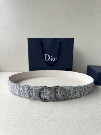 宽度3.5Cm Dior 受到标志性的同名手袋的启发 Montaigne腰带提供可翻转的版本 这要归功于其旋转机制 一侧采用天然光滑的小牛皮制成 - 点击图像关闭