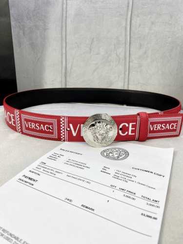 宽度4.0Cm Versace 范思哲 此款palazzo腰带采用牛皮革面料制作，并饰有le Pop Classique图案印花和标志性的美杜莎五金配件