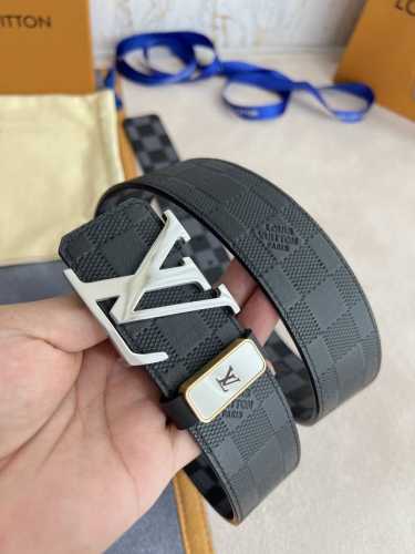 品名： Lv..路易..威登腰带皮带原单 型号：挂扣，经典纯钢材质挂扣，头层牛皮，图片实物拍摄 材料：头层牛皮，挂扣系列，纯钢材质扣头，钯镀电镀工艺永不掉色。原