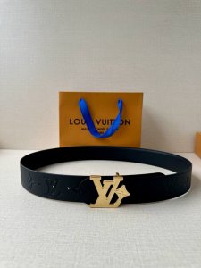 特 Lv Initiales Pearls 4.0宽 双面腰带证明了简洁始终是优雅的选择。一面是压花Monogram皮革，另一面是精细光滑的皮革，都是黑色的。金