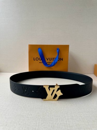 特 Lv Initiales Pearls 4.0宽 双面腰带证明了简洁始终是优雅的选择。一面是压花Monogram皮革，另一面是精细光滑的皮革，都是黑色的。金