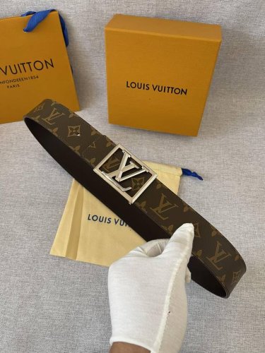 特 男装艺术总监 Virgil Abloh 为自己设计的 Lv Pyramide 搭扣增添简明框架，令 Lv Pyramide Frame 4.0宽腰带成为品牌