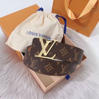 特 ：配送专柜全套礼盒包装。 Lv 40 毫米双面腰带将 帆布和柔软小牛皮分饰两面，以摩登视角重绎路易威登的经典设计，更有 Lv 字母搭扣绘上标志性一笔。搭提供