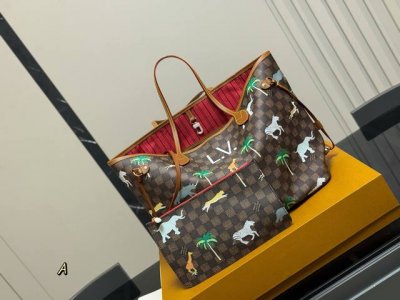 配折叠盒 Size： 32底*28高Cm Lv Neverfull 中号购物袋！ 骨灰级产物！ 经典到无可复制！ 有质感！有味道！
