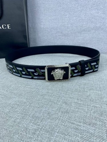 宽度4.0Cm Versace 范思哲 此款palazzo腰带采用牛皮革面料制作 并饰有Le pop Classique图案印花和标志性的美杜莎五金配件