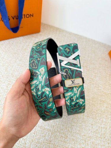 品名： Lv..路易..威登腰带皮带原单 型号：挂扣，经典纯钢材质挂扣，头层牛皮，图片实物拍摄 材料：头层牛皮，挂扣系列，纯钢材质扣头，镀钯电镀工艺永不掉色。原