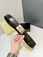 万～宝龙 Mont～Blanc 自动平滑扣腰带是奢侈品牌万宝龙的经典配饰之一，以其精致的设计、高品质的材料和卓越的工艺著称。万宝龙腰带通常适合商务、正式场合或日