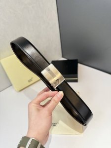 万～宝龙 Mont～Blanc 自动平滑扣腰带是奢侈品牌万宝龙的经典配饰之一，以其精致的设计、高品质的材料和卓越的工艺著称。万宝龙腰带通常适合商务、正式场合或日