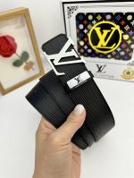 品名：Lv..路易..威登原单 材质：原单牛皮腰带 百分百头层牛皮腰带保证真皮，24K纯钢扣，专柜原单品质、做工精细，时尚大牌，送人自用首选 包装： 请认准如图