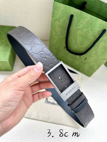 宽度3.8Cm Gucci 双面腰带，一侧为Gucci Signature皮革，反面一侧为单色皮革。配以长方形互扣式带扣。 黑色Gucci Signature皮