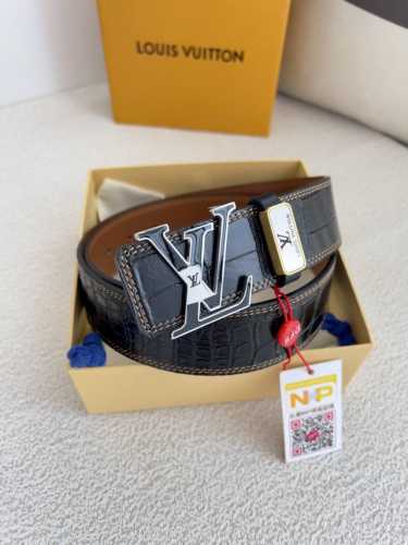 品名： Lv..路易..威登腰带皮带原单 型号：挂扣，经典纯钢材质磨胶面字母挂扣，头层牛皮，图片实物拍摄材料：头层牛皮，挂扣系列，纯钢材质扣头，钯镀电镀工艺永不