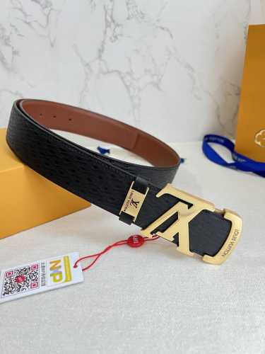 品名： Lv..路易..威登腰带皮带原单 型号：挂扣，经典纯钢材质镂空挂扣，头层牛皮，图片实物拍摄 材料：头层牛皮，挂扣系列，纯钢材质扣头，钯镀电镀工艺永不掉色