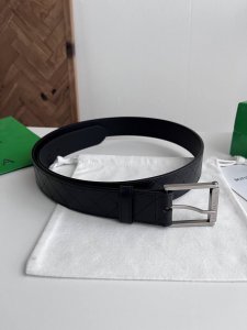 Bv 2026新款Intrecciato Stamp编织压纹腰带 原厂牛皮压印Intrecciato编织图案 搭配微复古银色针扣 针扣前端带可转动方形筒 筒带标