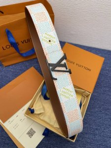品牌 LV 4.0cm 特 描述 这款饰有LV带扣的腰带配以水牛皮衬里，覆以Monogram 牛皮。展现细腻的品牌特质，是牛仔裤的理想配件 LV字母带扣 Mon