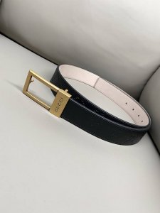 Gg 古驰 3.5宽度 进口牛皮热压花 精致五金 高端品质定制 新季来临 典藏设计中的标志性元素于 早秋系列焕发新意。这款腰带选用镂空设计增添几分个性