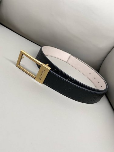 Gg 古驰 3.5宽度 进口牛皮热压花 精致五金 高端品质定制 新季来临 典藏设计中的标志性元素于 早秋系列焕发新意。这款腰带选用镂空设计增添几分个性