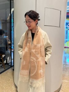 Hermfs 爱马仕 巴黎时装展羊绒围巾！采用蒙古高原细羊绒！手感满满地都是细腻的绒毛！这个价格p绝对百分之百的实惠！精湛绝伦的绣字工艺！送礼自留都不错！绝对好