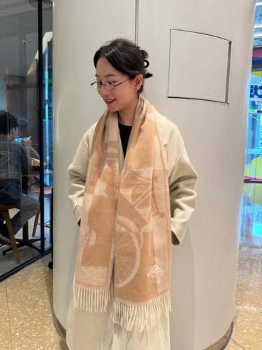 Hermfs 爱马仕 巴黎时装展羊绒围巾！采用蒙古高原细羊绒！手感满满地都是细腻的绒毛！这个价格p绝对百分之百的实惠！精湛绝伦的绣字工艺！送礼自留都不错！绝对好