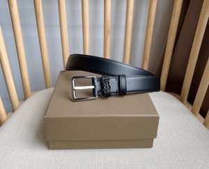 新款 Burberry 巴宝莉专柜同步上新意大利精制的腰带 选用光滑皮革制成 搭配精美的亮泽Thomas Burberry专属标识设计 宽:3.0Cm 精致优雅