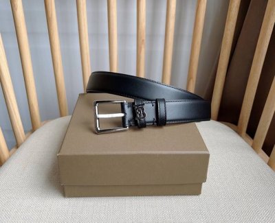 新款 Burberry 巴宝莉专柜同步上新意大利精制的腰带 选用光滑皮革制成 搭配精美的亮泽Thomas Burberry专属标识设计 宽:3.0Cm 精致优雅