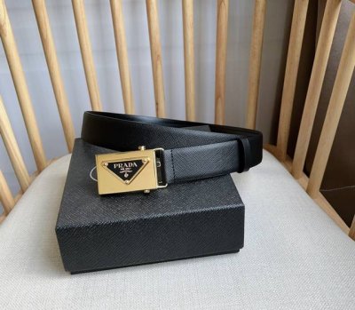Prada 普拉达 专柜最新款 这款百搭配饰定格简约而考究的设计 优雅的Saffano皮革交叉平行线纹理平添别样的微妙韵致 自动扣金属刻字徽标点缀别具一格的特色