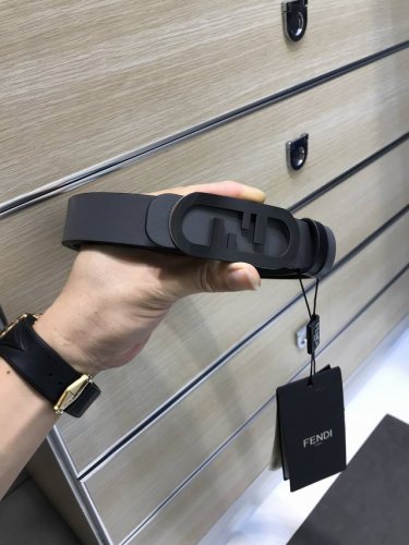 特P200 配送专柜包装 打孔针 新款 Fd 宽30Mm 标志造型皮带，双F 双层F挂式带扣，双面原版进口小牛皮黑灰搭配，支持Nfc 芯片 ，镀金表面金属制品，
