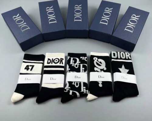 特 Dior 迪奥D家新品女款中筒袜子 一盒五双 纯棉材质，上脚柔软舒适，满满的老花经典Logo，炒鸡Nice大牌出街，潮人必备超好搭