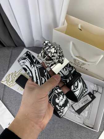 范思哲 宽4.0Cm，此款双面腰带采用光滑的Saffiano皮革制作，并配有3D美杜莎腰带扣。一面为单色设计，另一面饰有Tabloid印花。此款印花既是对当下名 - 点击图像关闭