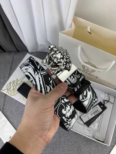 范思哲 宽4.0Cm，此款双面腰带采用光滑的Saffiano皮革制作，并配有3D美杜莎腰带扣。一面为单色设计，另一面饰有Tabloid印花。此款印花既是对当下名