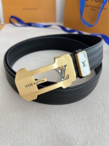 品名：Lv..路易..威登 腰带自动带 皮带 型号：自动扣，纯钢材质自动扣，头层牛皮自动带身，实物拍摄 材料：百分百头层牛皮，保证真皮。24K纯钢扣，永不掉色专