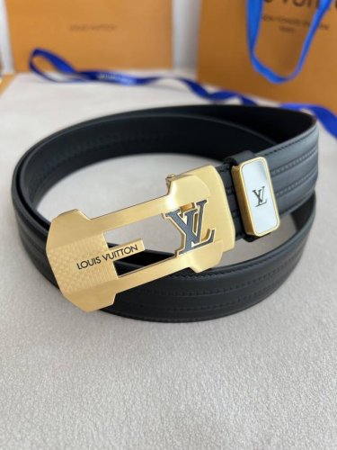 品名：Lv..路易..威登 腰带自动带 皮带 型号：自动扣，纯钢材质自动扣，头层牛皮自动带身，实物拍摄 材料：百分百头层牛皮，保证真皮。24K纯钢扣，永不掉色专