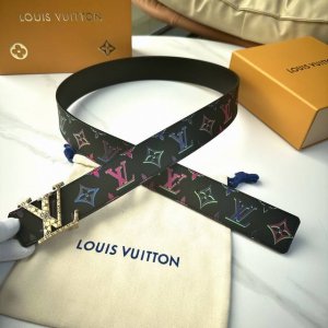 L0Uis Vuitt0N 今季新品 男士原單腰帶 寬度40毫米 雙面進口頭層小牛皮絲印圖案Logo設計 搭配新款五金 可雙面佩戴 適合沈穩低調的男士使用