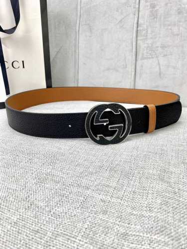 宽度3.8Cm Gucci Gg Marmont系列每一季都会推陈出新，为灵感源于70年代的标志性原版gg6.0Cm钢扣配件注入现代精髓。这款双色头层牛皮腰带