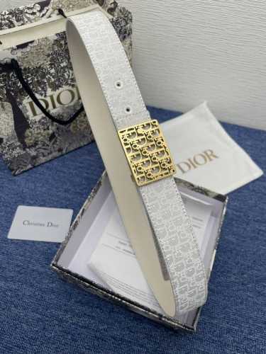 迪奥550 3.5Cm。 特 这款 Montaigne Avenue 腰带从同名手袋汲取灵感，采用黑色光滑 牛皮革精心制作，质感柔软，设计优雅，饰以富有光泽的新