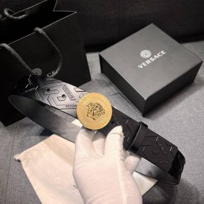 特 范思哲 宽4.0cm 新款 腰带由柔软的Greca压花皮革于意大利精制而成，饰有Medusa搭扣 Medusa搭扣 Greca压花