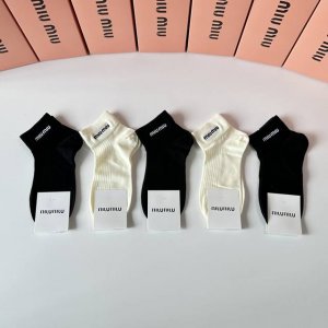特 配专柜包装 Miumiu 缪缪 新款刺绣中短筒袜堆堆袜袜子！一盒五双，专柜同步筒袜袜子，大牌出街，潮人必备超好搭